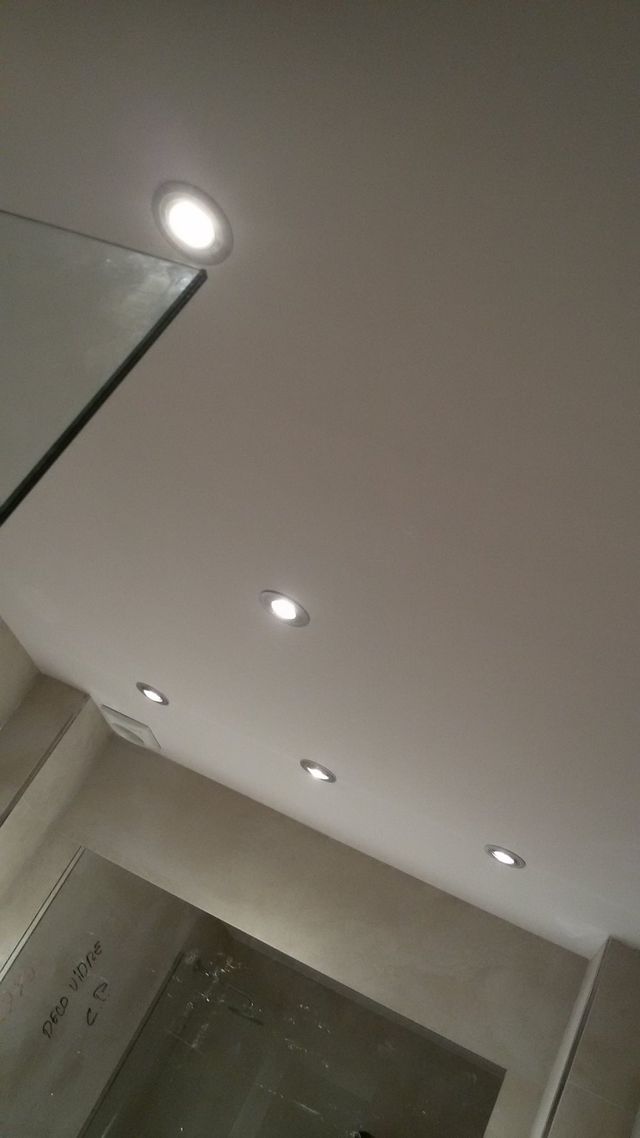 Fotografía de una instalación de leds en el techo